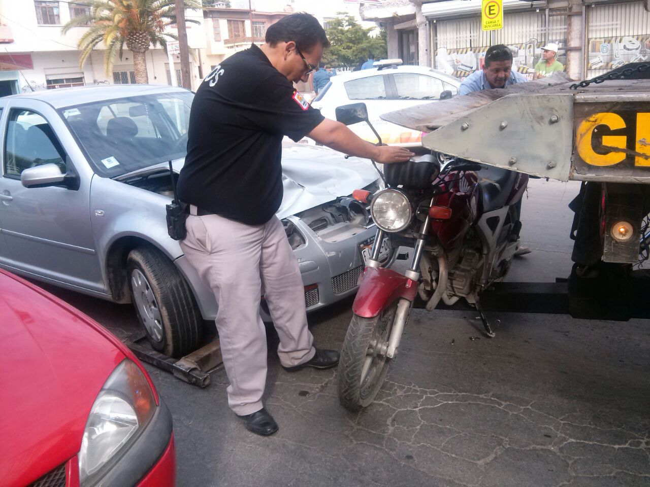 En Torreón, un motociclista sufrió una fractura expuesta de la pierna izquierda, al ser atropellado en el Centro.