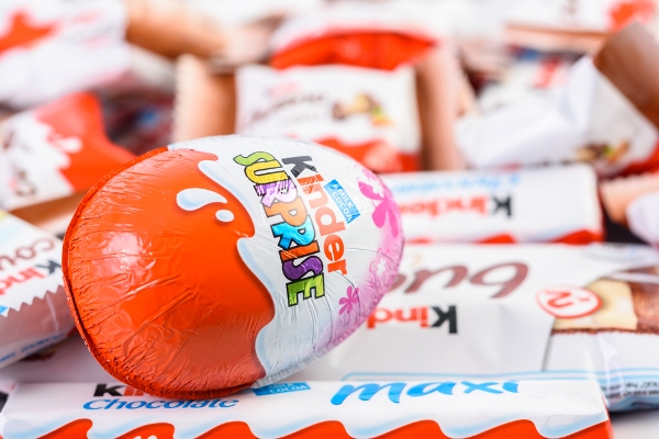 En los años 70, Salice patentó con Ferrero el popular huevo de chocolate que dentro lleva una cápsula de plástico con una sorpresa para niños.