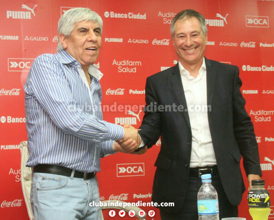 Ariel Hollan durante su presentación con el club