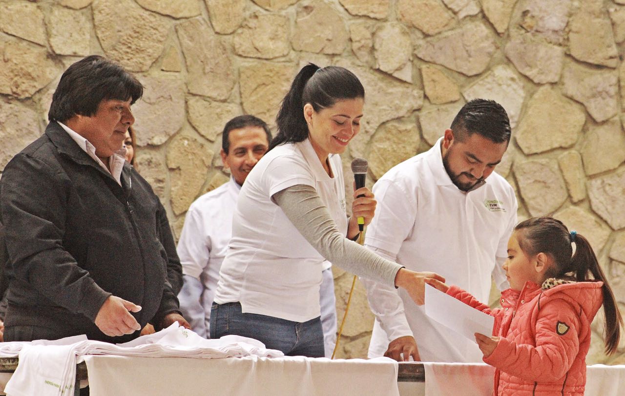 Las becas se entregaron en presencia del presidente municipal de Axapusco.
