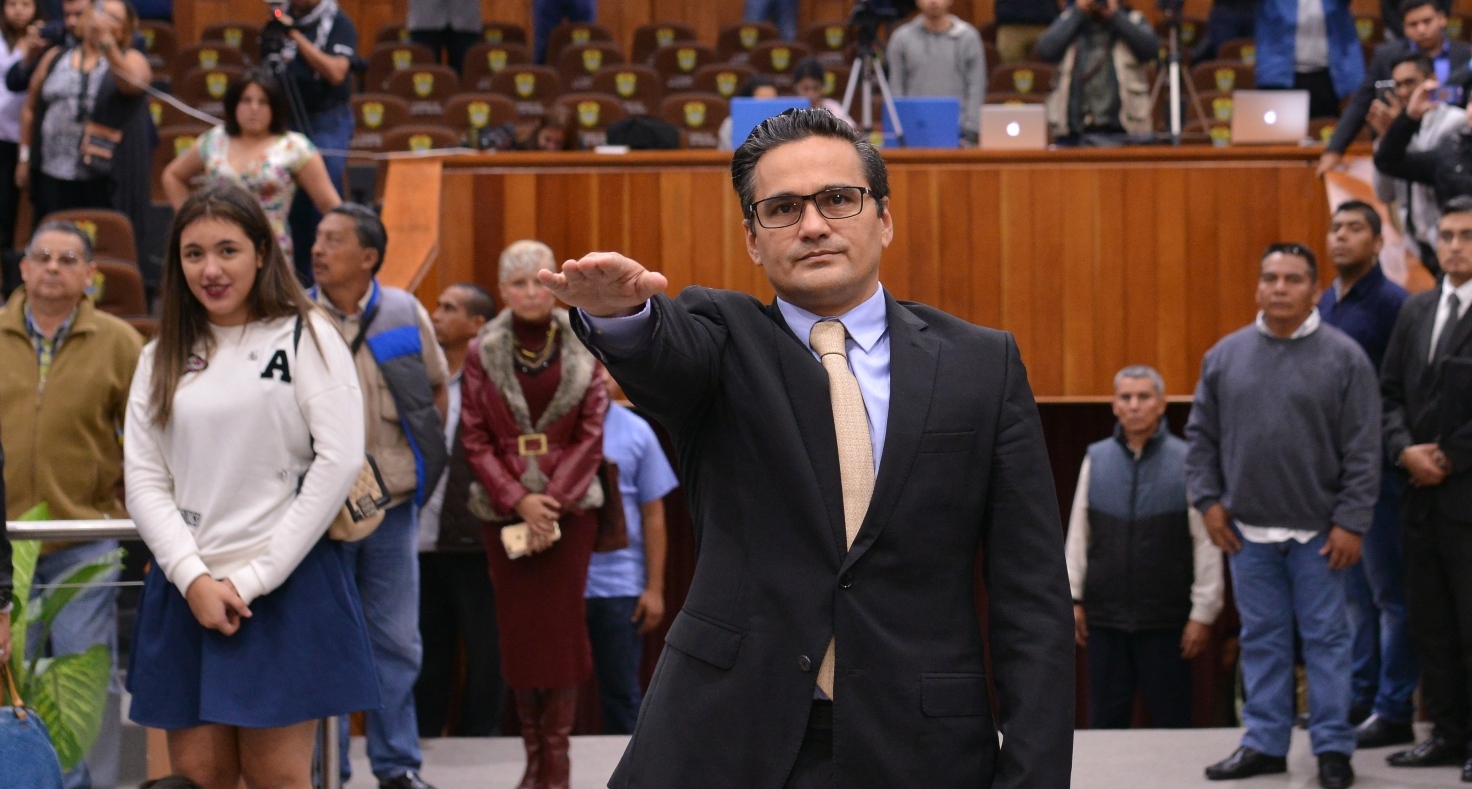 Ante el Congreso de Veracruz, Jorge Winckler rindió protesta como fiscal.