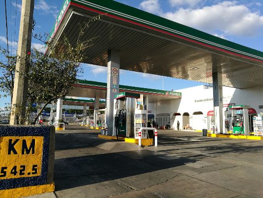 La gasolinera ubicada en las inmediaciones de la Agencia Municipal de Santa Rosa, en Oaxaca, cerró por falta de combustible.