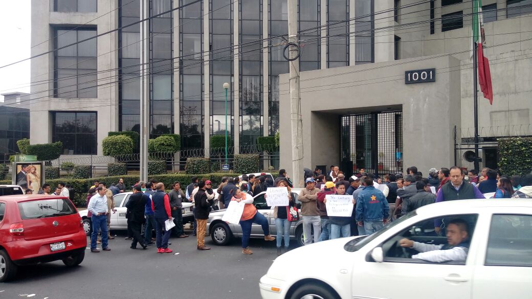 Desde las 11:00 horas, habitantes de Xochimilco encabezados por el delegado protestan frente a la dependencia federal. 
