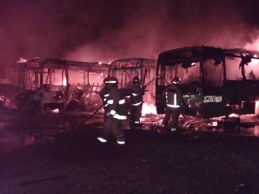 El incendio inició alrededor de las 4 de la mañana y los bomberos lograron controlarlo una hora después.