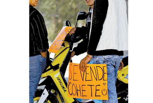 Jóvenes ofrecen producto. 
