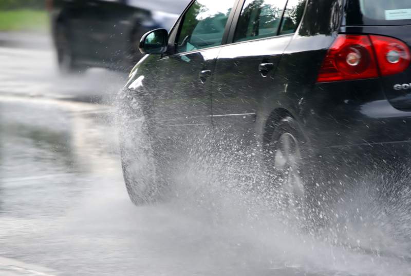 Lluvias dificultan el tránsito de vehículos.