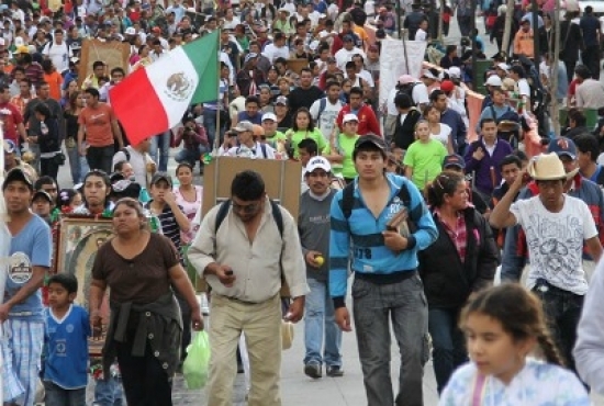 Los peregrinos se dirigen a la Basílica de Guadalupe.