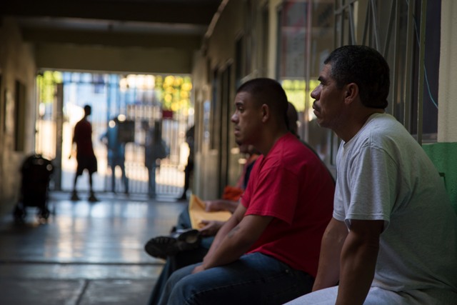Migrantes deportados reciben ayuda en el albergue "Casa del Migrante". 