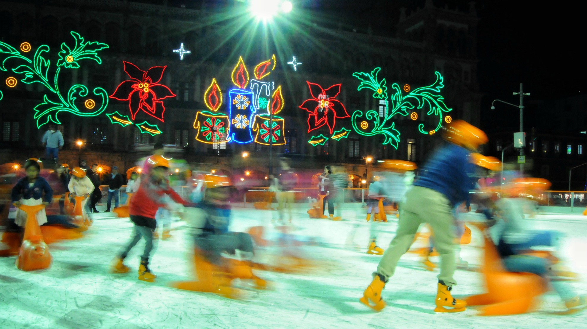 Ademas de la pista de hielo los asistentes pueden disfrutar del espectáculo "Luces de Navidad" en el Zócalo capitalino. 