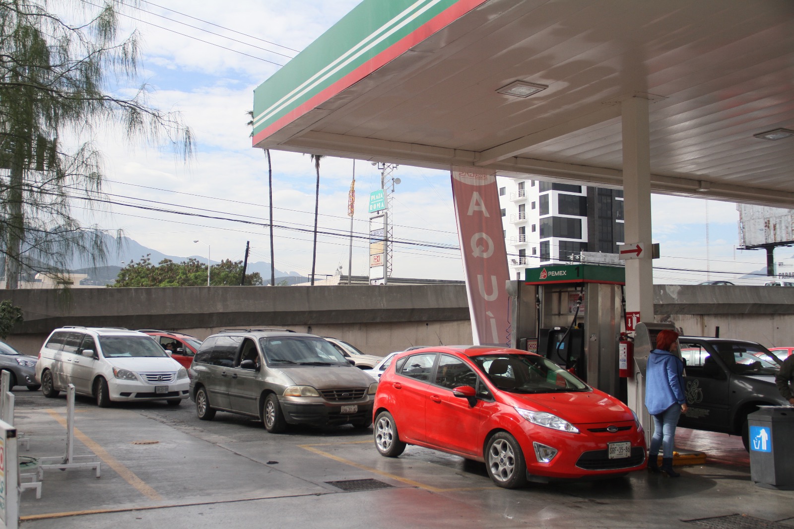 Las filas provocaron que se generara tráfico vehicular por momentos en los carriles laterales de Garza Sada en la circulación de sur a norte.