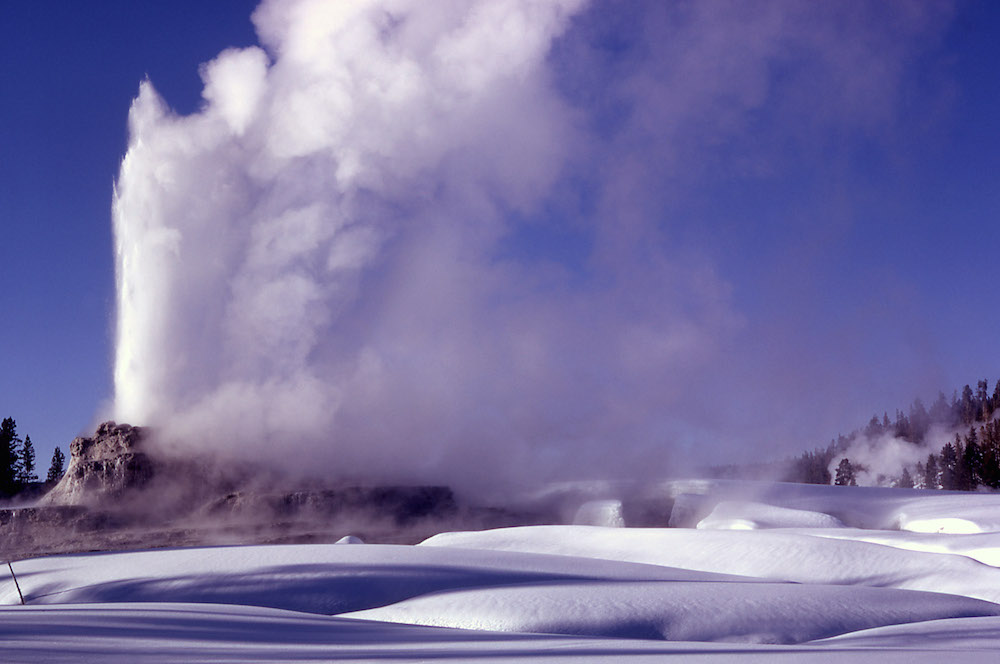 Un géiser en el Parque Nacional de Yellowstone arrojando nieve.