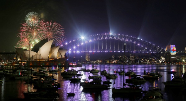 Un millón de personas disfrutó el espectáculo de fuegos artificiales para despedir el 2016 en Sídney.