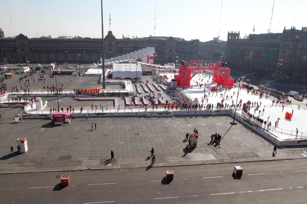 La pista de hielo del Zócalo cuanta con dos toboganes, caminos congelados y un túnel monumental. 