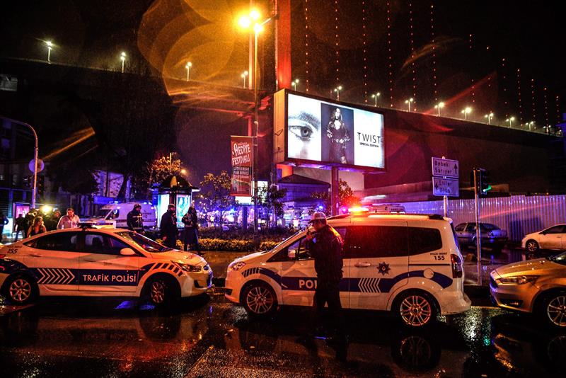 La policía aseguró el área que rodea el club nocturno donde el ataque sucedió. 