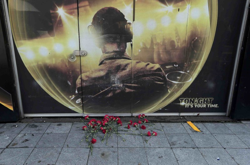 A las afueras del club, las personas empezaron a poner flores en memoria de las víctimas.