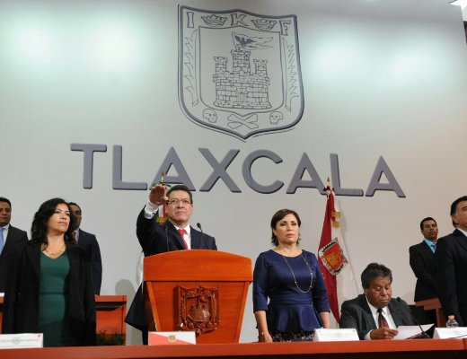 La secretaria de Desarrollo Agrario, Rosario Robles, asistió a la toma de protesta de Marco Mena en representación del presidente Enrique Peña Nieto.