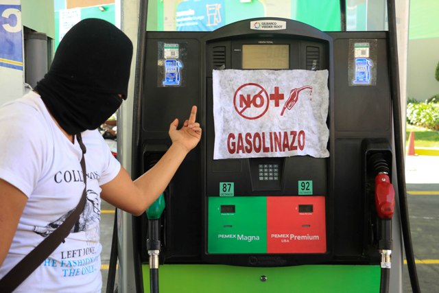 Ciudadanos protestan por el aumento en los precios de las gasolinas.