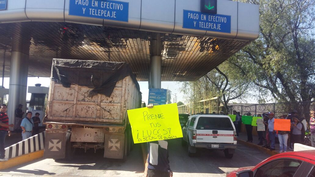 En la Lechería-Texcoco colocaron tráileres y otros vehículos pesados.