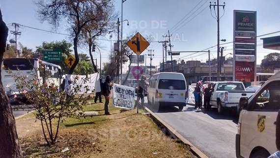 Los inconformes impiden el paso de los automovilistas a la gasolinera. 