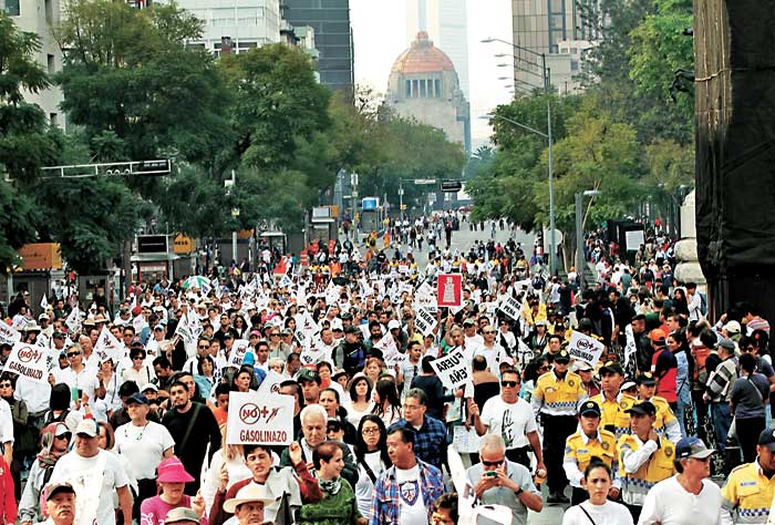 La marcha en Ciudad de México salió de la Columna de la Independencia hasta el Zócalo capitalino y reunió a alrededor de 600 personas.