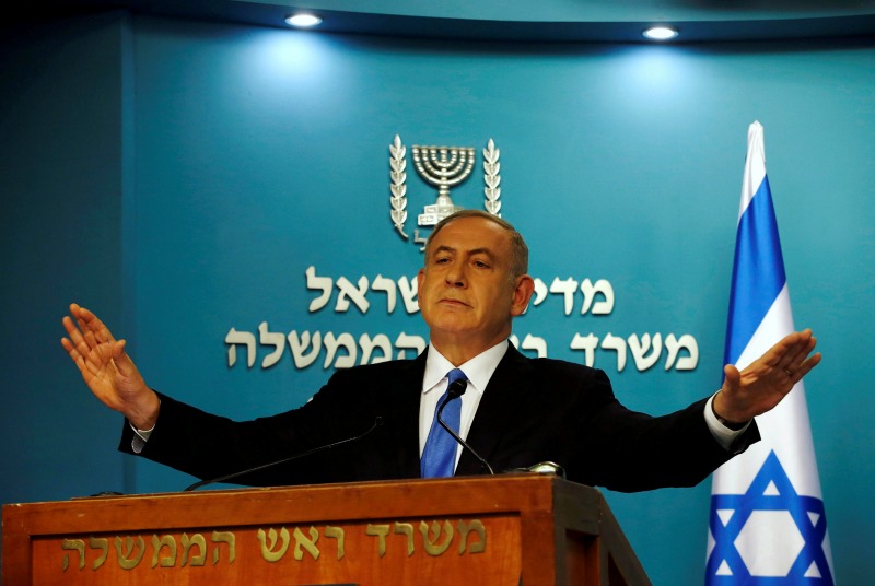 El primer ministro israelí Benjamin Netanyahu, sospechoso de haber recibido "regalos ilegales" por parte de empresarios, se defendió el lunes de toda 