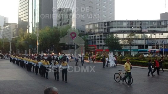 La movilización salió desde el Ángel de la Independencia y se dirige al Zócalo capitalino. 
