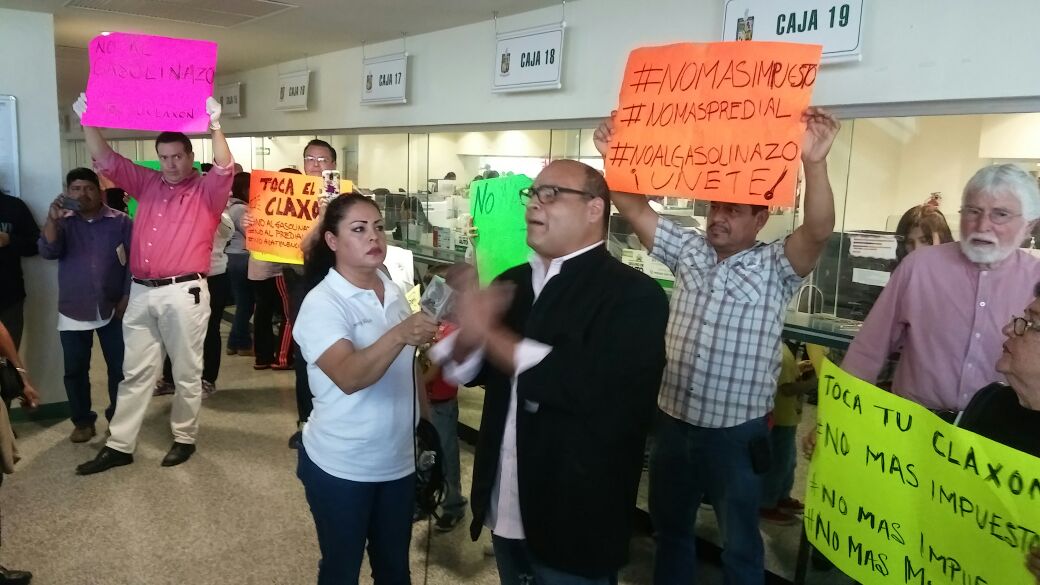 "No pagues tenencia, por favor, Nuevo León te necesita, no pagues predial, no al gasolinazo”, decía el líder de la manifestación. 
