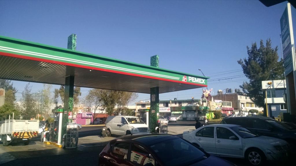 Pese a que el desabasto de gasolina ya es menor, todavía hay gasolineras cerradas en Puebla.
