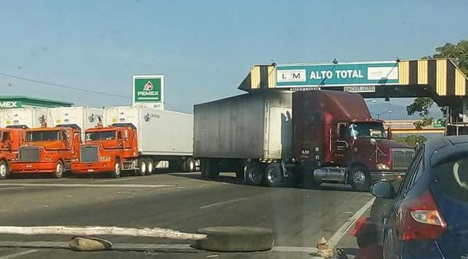 Los transportistas restringieron el acceso de una gasolinera en Pie de la Cuesta.