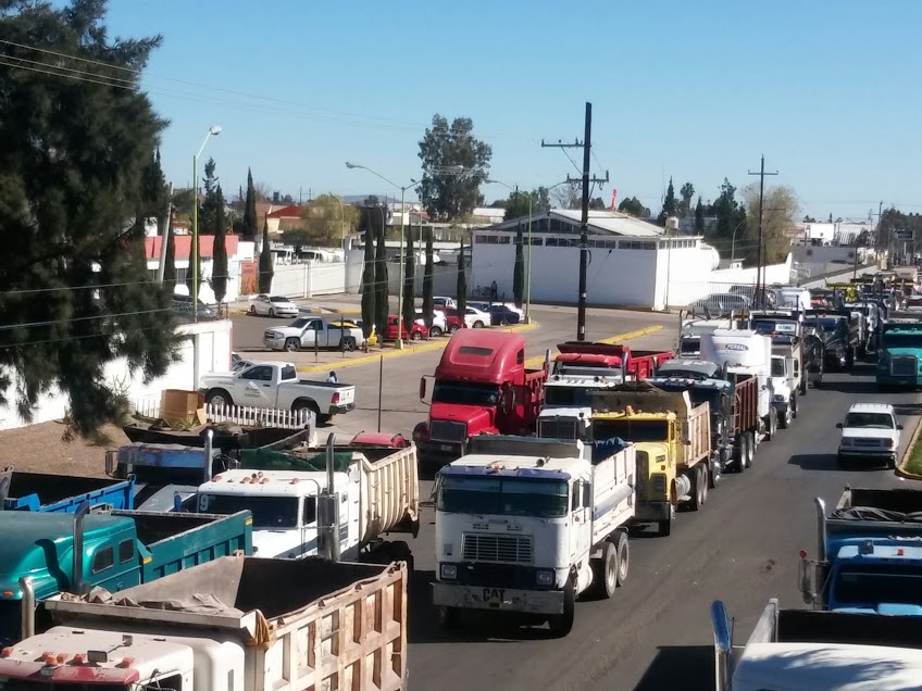 Transportistas tomaron la carretera Durango-México con más de 500 unidades.