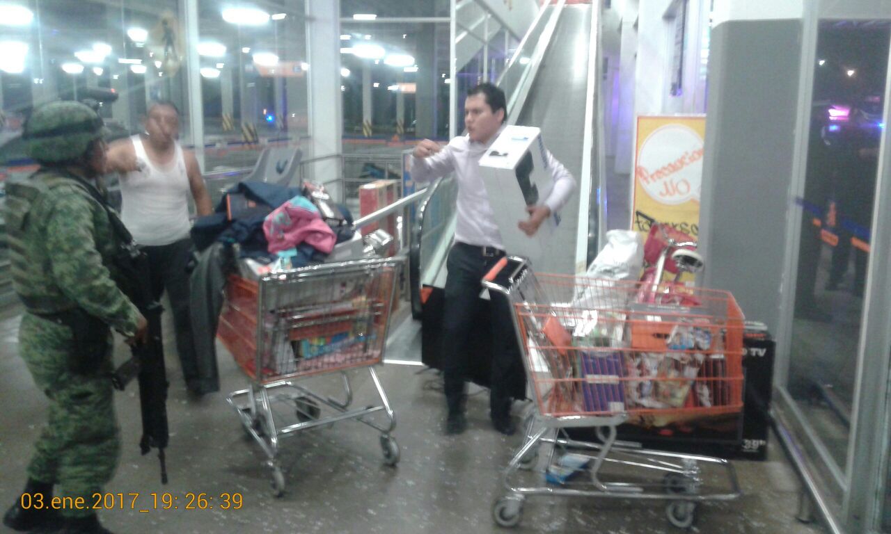 Las autoridades no detuvieron a ninguna de las personas que saquearon la tienda Chedraui.