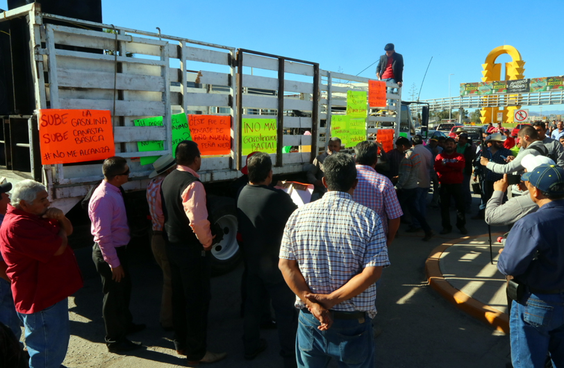 Bloqueo del periférico de Torreón en contra del 'gasolinazo'.