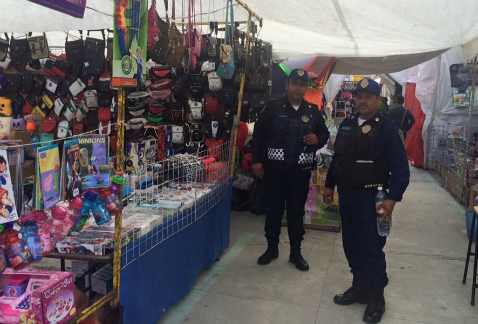 En el Deportivo Los Galeana, delegación Gustavo A. Madero, se instaló la Feria del Juguete, en apoyo a los Reyes Magos.