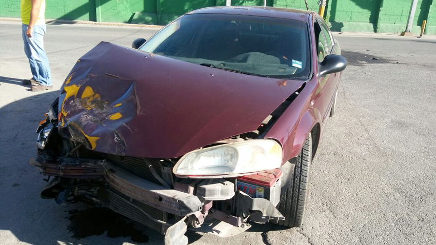 El conductor del Stratus guinda, fue atendido por un médico en el lugar.