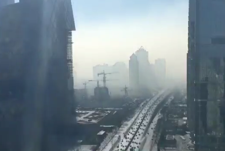 La nube de smog cubrió la ciudad en tan sólo 20 minutos. 