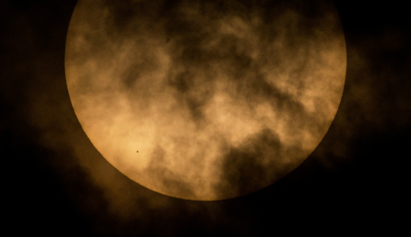 La silueta de Mercurio pudo ser vista mientras transitaba por el Sol. 