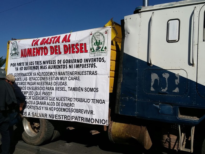 La manifestación de transportistas en las oficinas de Pemex Durango se mantiene.