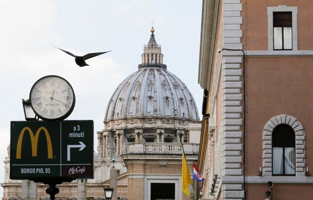 Mc Donald's abrió una sucursal cerca de El Vaticano y esto provoca protestas en la región.
