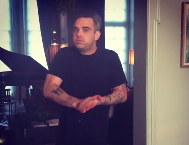 Robbie Williams se burla de críticas por uso gel antibacterial.