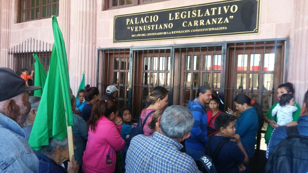 Unión Nacional de Trabajadores Agrícolas (UNTA) se manifestó en contra del gasolinazo en el Congreso de Coahuila.