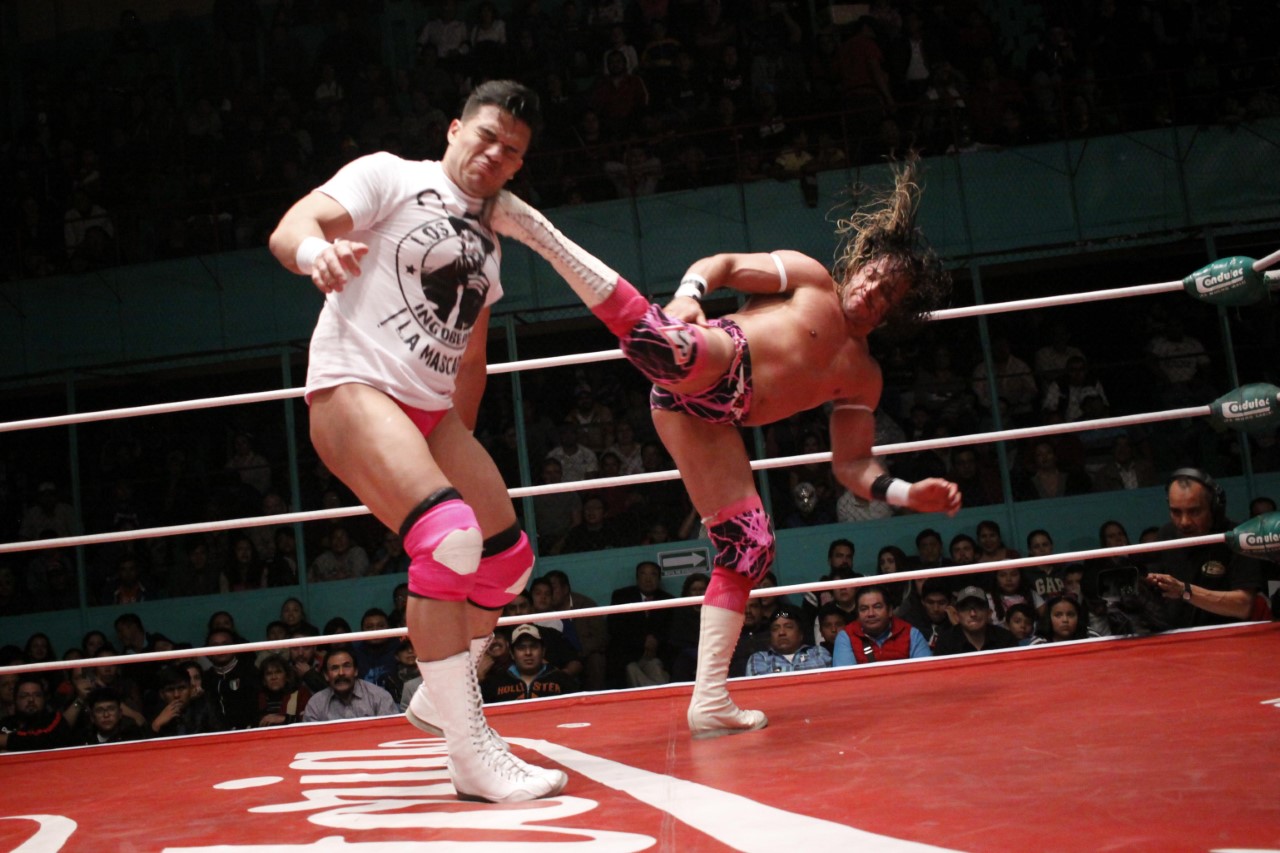 Volador Jr. aplica una patada a 'la Filomena' sobre La Máscara