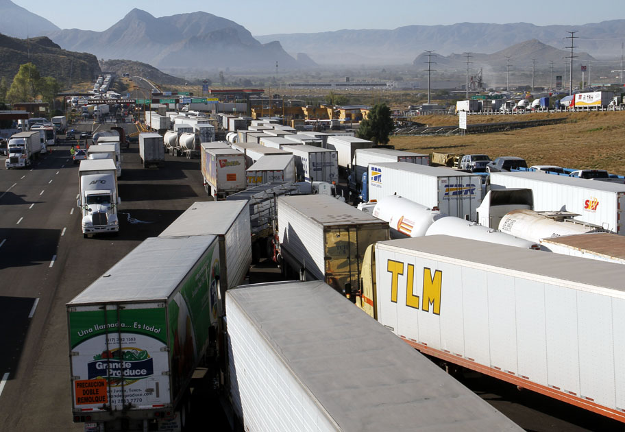 Bloqueo de la caseta en carretera a Durango.