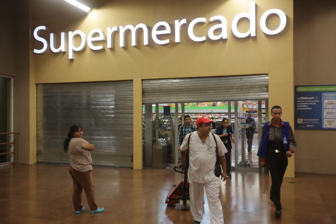 El cierre de estos establecimientos en el AMG generó molestia entre los clientes.