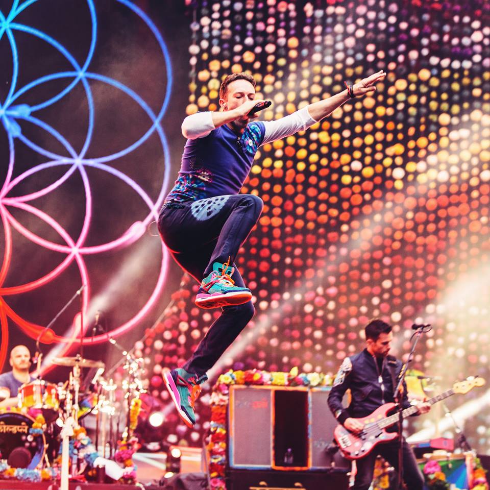 Coldplay presenta "Amazing Day", video filmado con clips de sus fans.