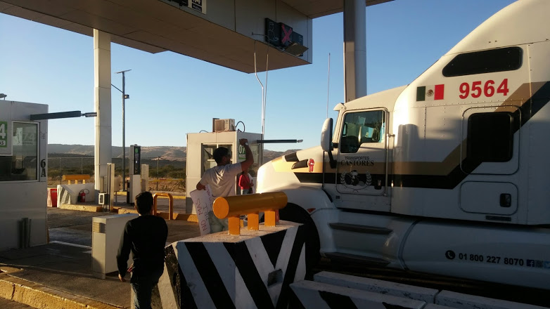 En Durango, diputados panistas se suman a las protestas ciudadanas contra el 'gasolinazo'.
