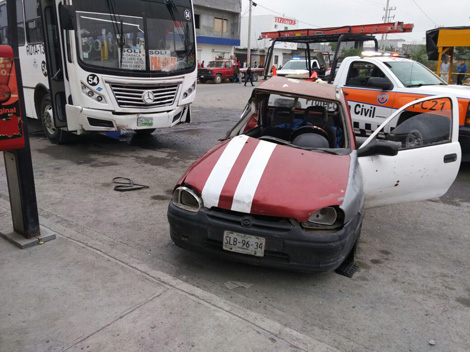 El fuerte golpe destrozó el lado del copiloto del auto compacto donde viajaba la ahora occisa identificada como Irene Bravo Ramírez.
