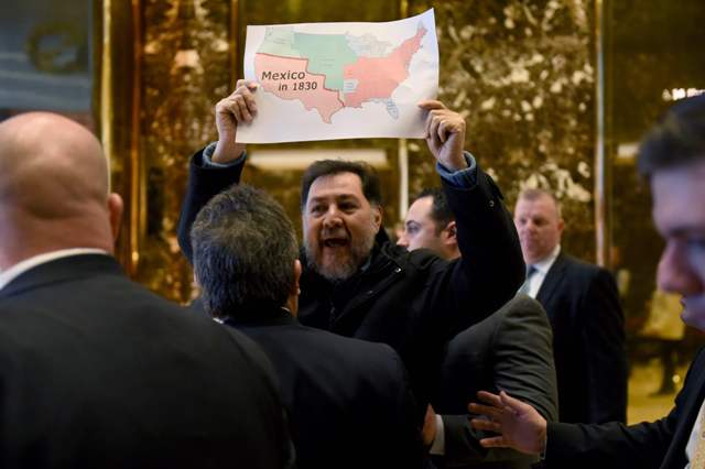 Gerardo Fernández Noroña protestó en la Torre Trump.