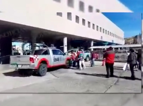 Ante el incremento en el precio de la gasolina, gas y servicio eléctrico, sonorenses se manifestaron en el puerta internacional de ingreso a EU, en No
