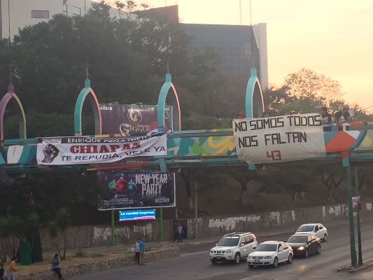Los jóvenes colocaron las mantas exigiendo la no aplicación del gasolinazo y la renuncia del presidente Enrique Peña Nieto.