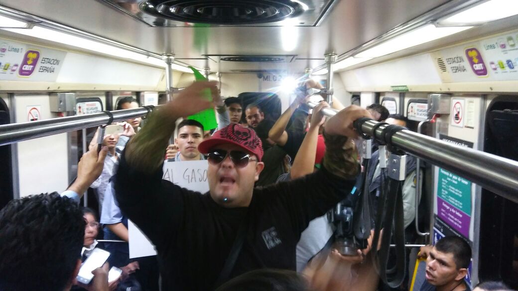 Los protesta en el tren Ligero contra el 'gasolinazo'